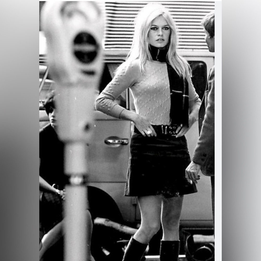 Open to offers! I’m a model with a lot of cool shit! Pls offer